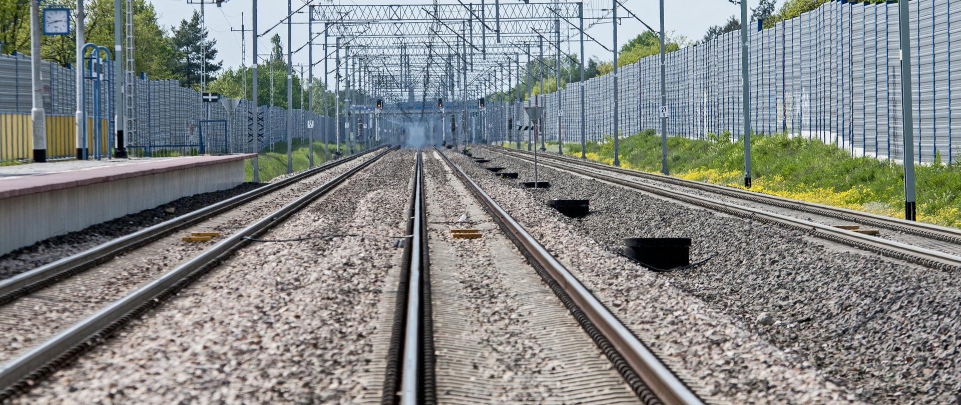 Tory na linii kolejowej