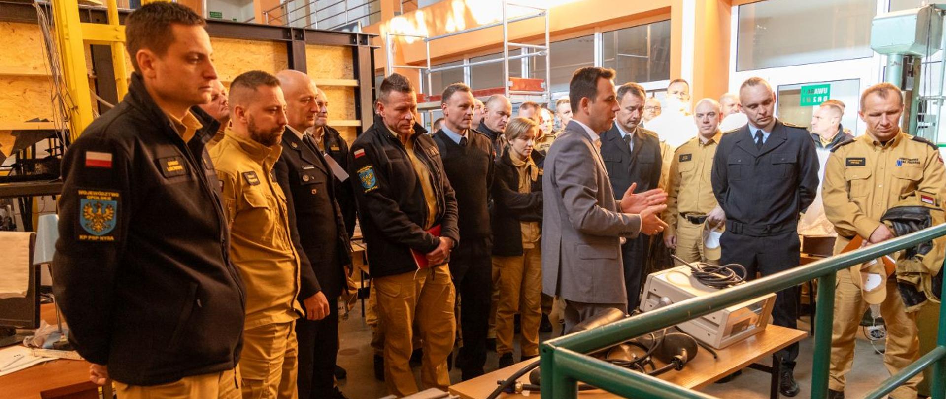 Funkcjonariusze PSP woj. opolskiego podczas pokazów próby ogniowej na stanowisku badawczym Politechniki Opolskiej - przemawia dr. inż. Krzysztof Drożdżol 