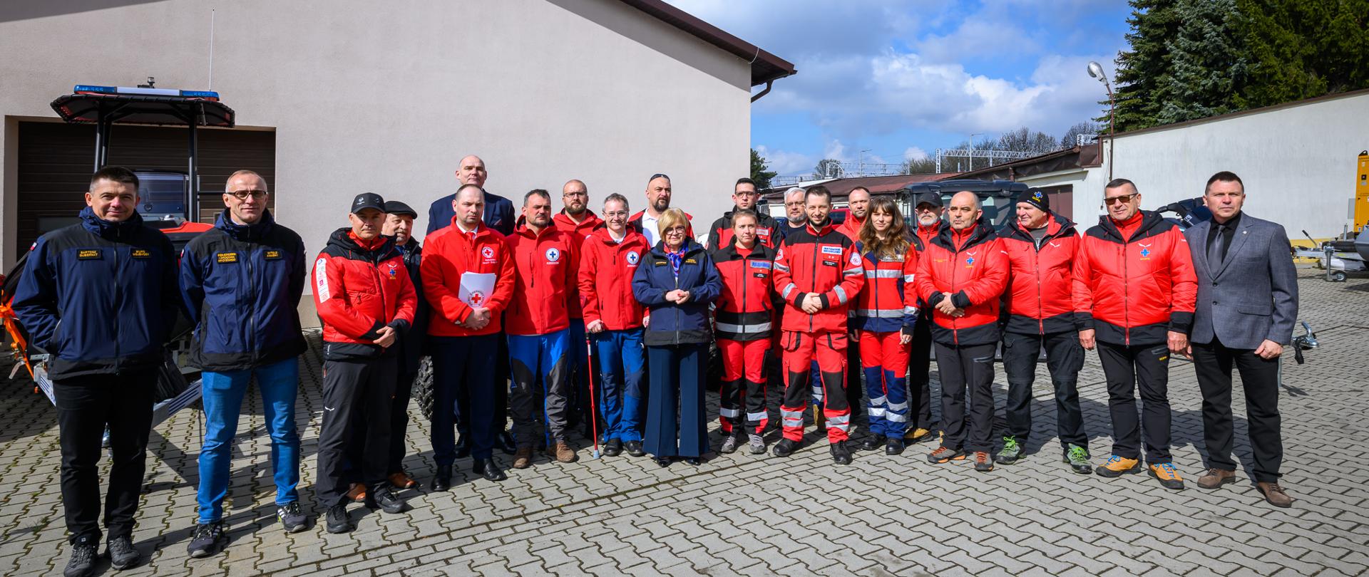 Zdjęcie przedstawia przedstawicieli służb ratowniczych