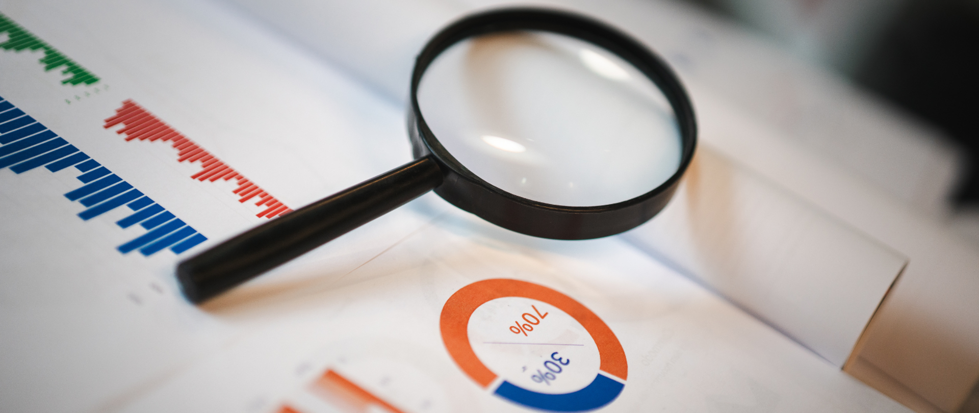 Grafika zawiera lupę oraz rożne dokumenty 