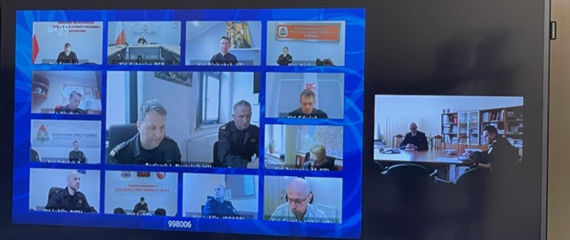Zdjęci ekranu na którym widać na małych ikonach osoby uczestniczące w wideokonferencji