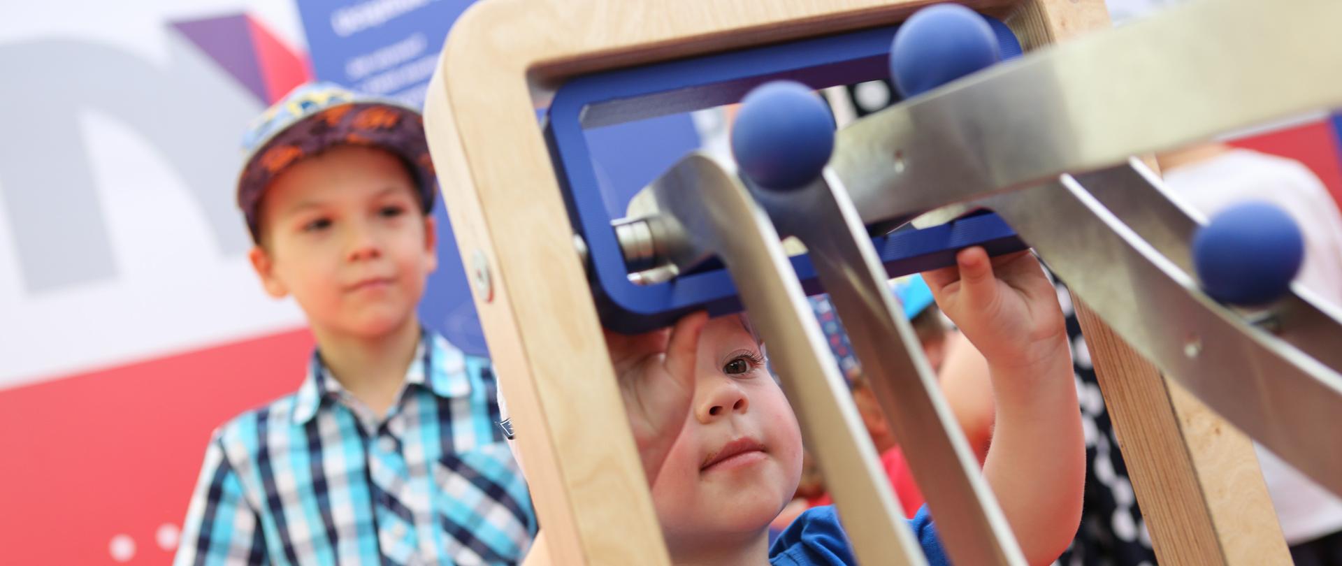 Dzieci korzystające z atrakcji Naukobusa