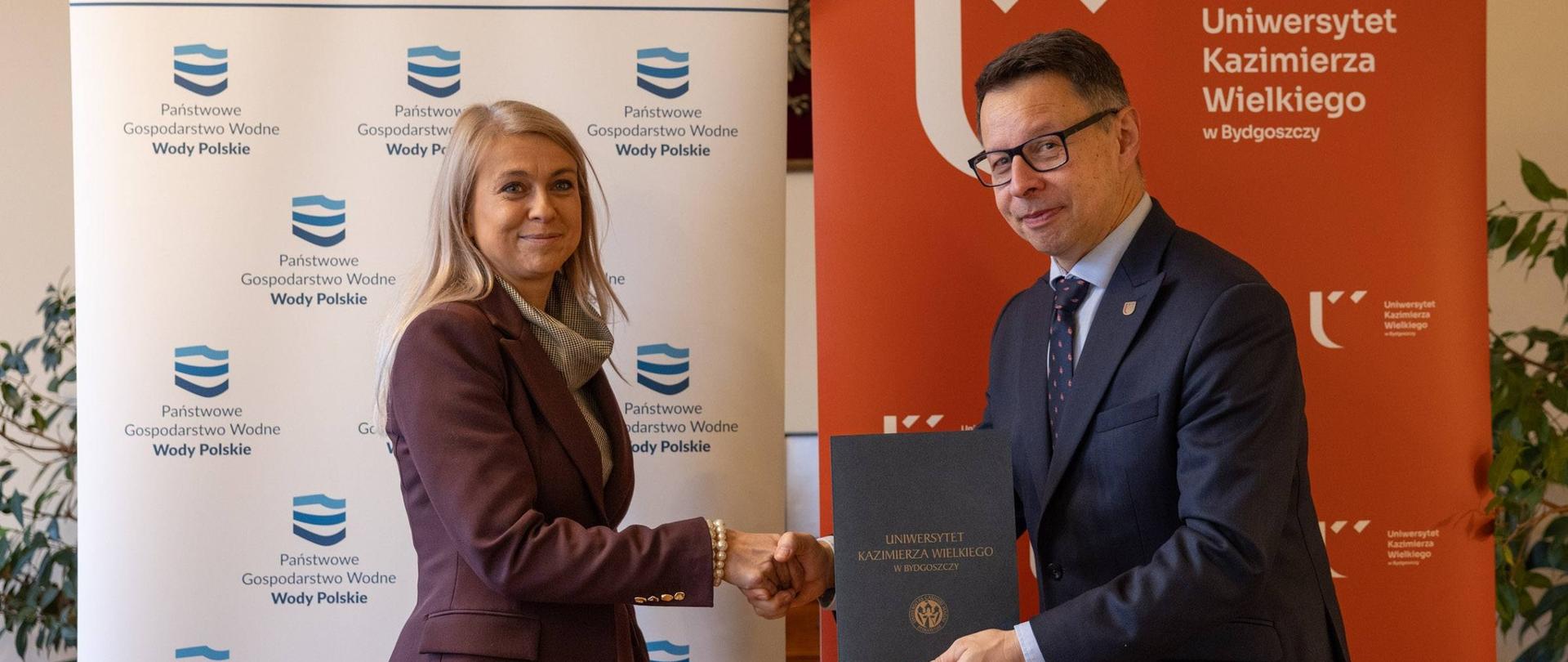 Podpisanie porozumienia o współpracy - od prawej prof. dr. hab. Bernard Mendlik - JM Rektor UKW w Bydgoszczy, Agnieszka Siłacz - Dyrektor RZGW w Bydgoszczy