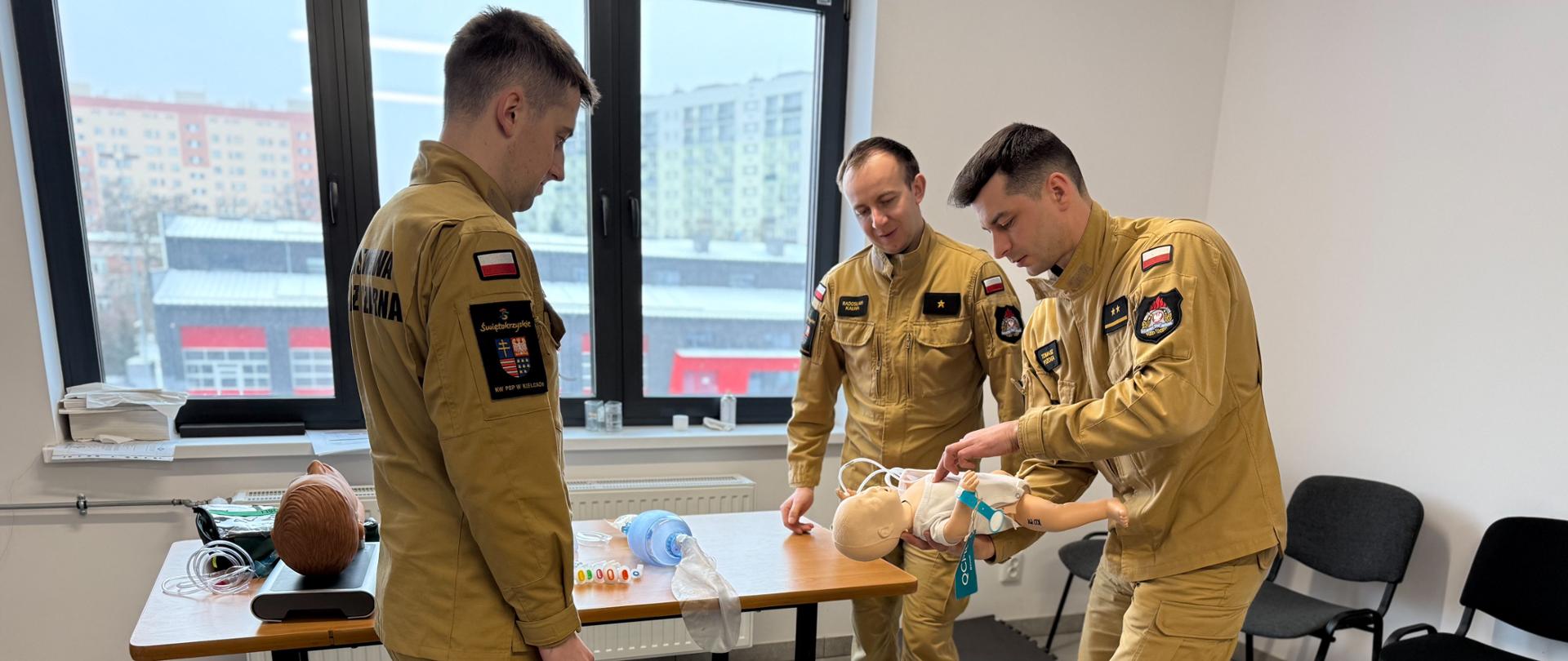 Ratownik prowadzi postępowanie w przypadku zadławienia niemowlaka