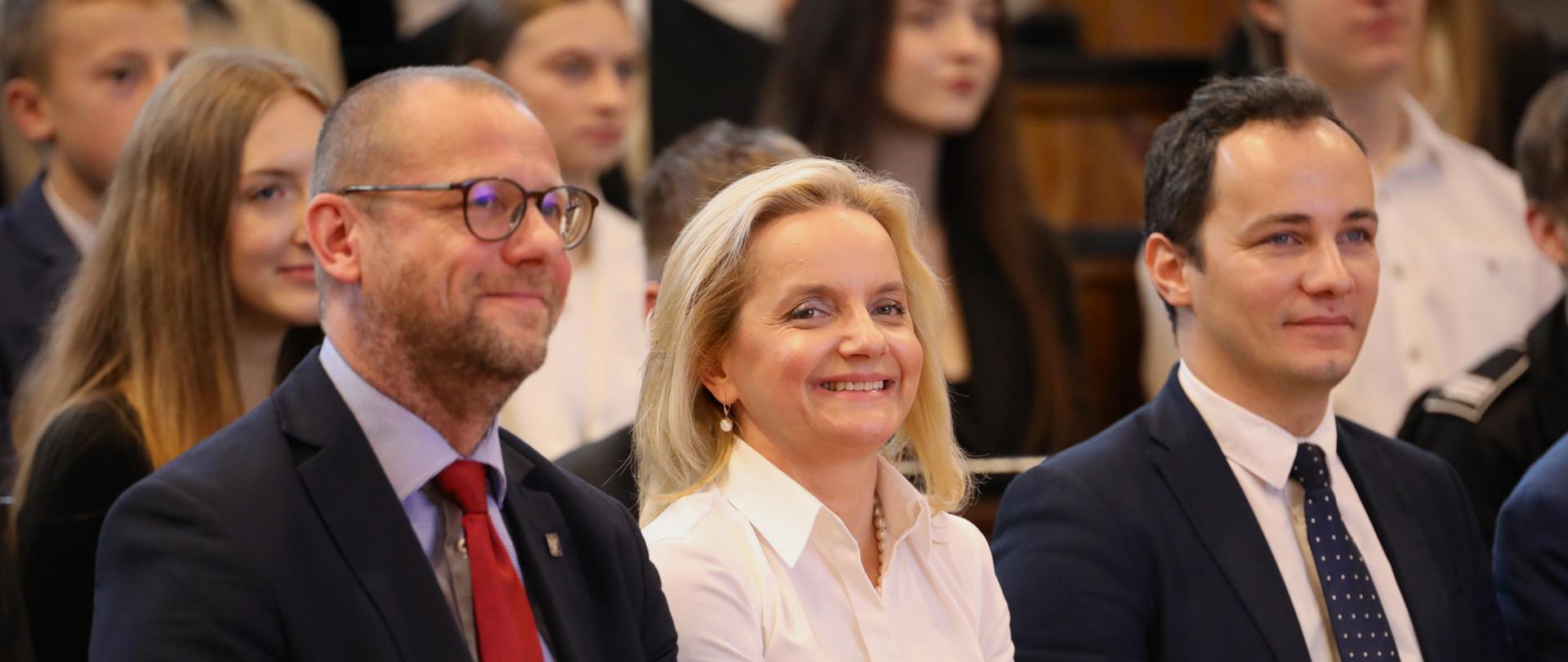 Na zdjęciach widać kobietę i mężczyznę