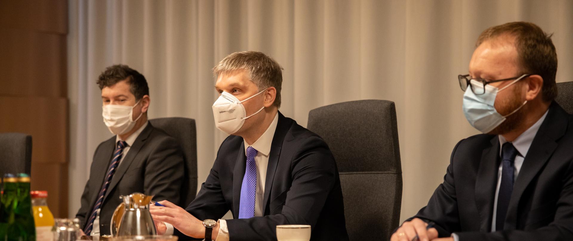 Minister Piotr Nowak spotkał się z ambasadorem Japonii Akio Miyajima. Na zdjęciu widać ministra Piotra Nowaka podczas spotkania. 