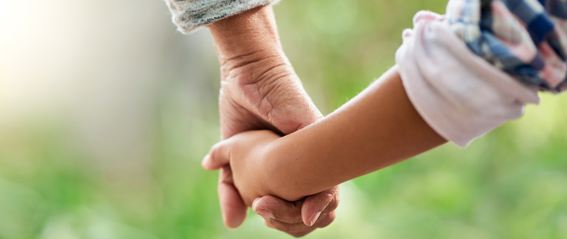 Grafika przedstawia dwie osoby trzymające się za ręce