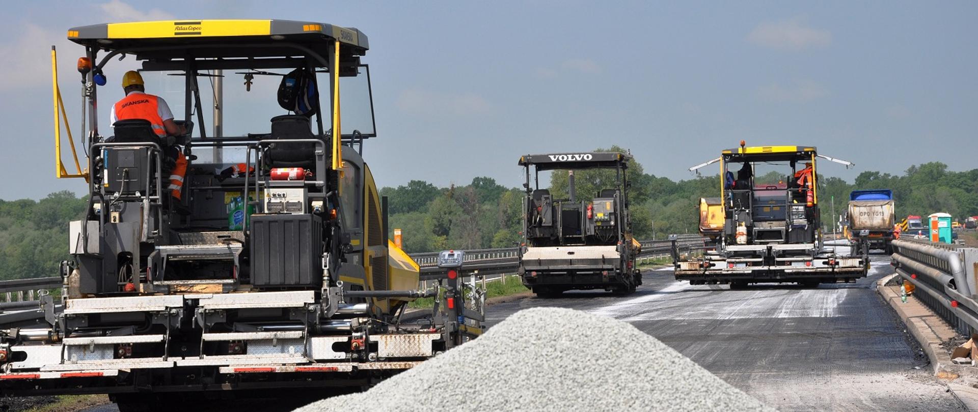 Praca maszyn na remontowanym odcinku autostrady A4