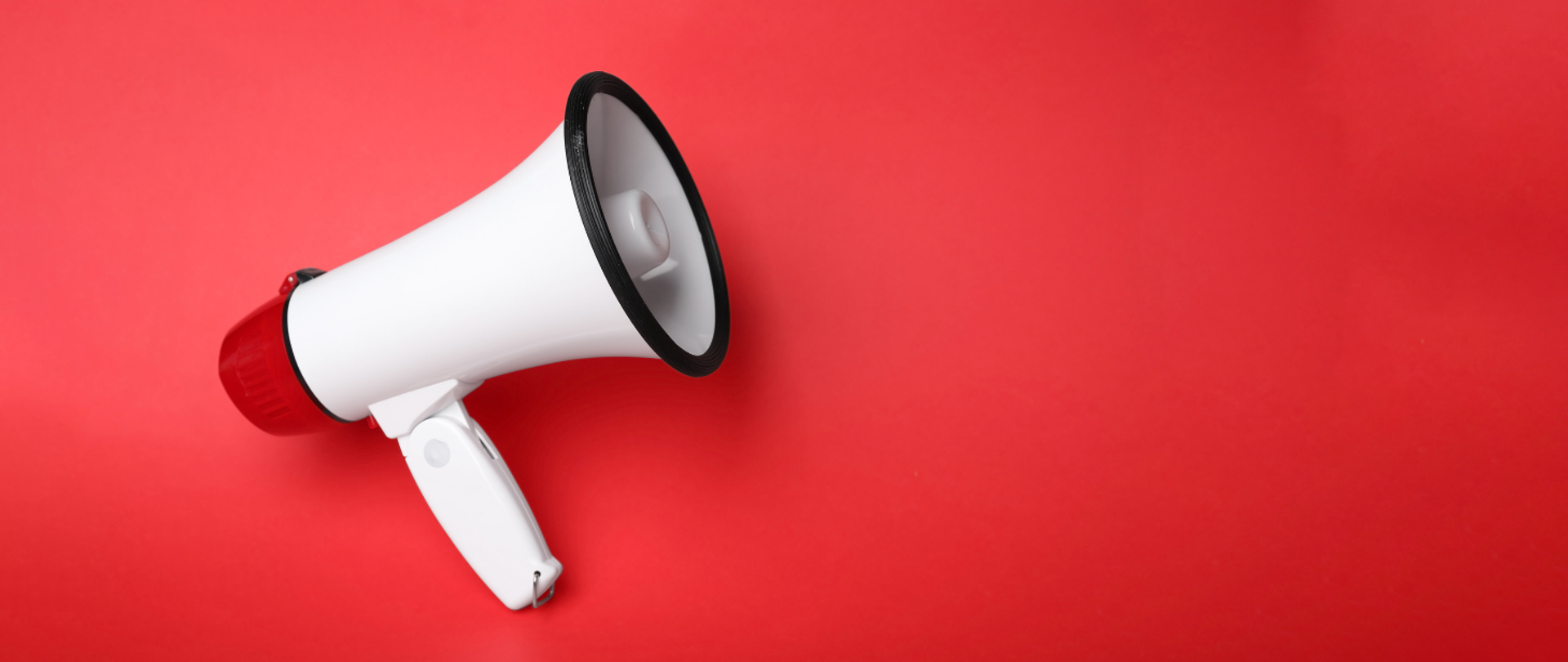 Baner przedstawia biały megafon umieszczony w lewej części kadru na czerwonym tle. Sugeruje nadchodzącą informację.
