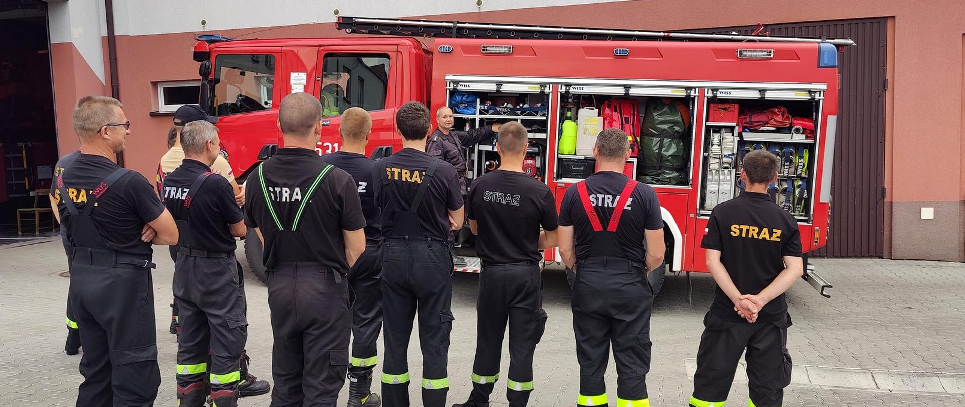 Zdjęcie przedstawia strażaków podczas szkolenia praktycznego. 