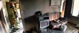 Na zdjęciu widać wnętrze spalonego mieszkania 