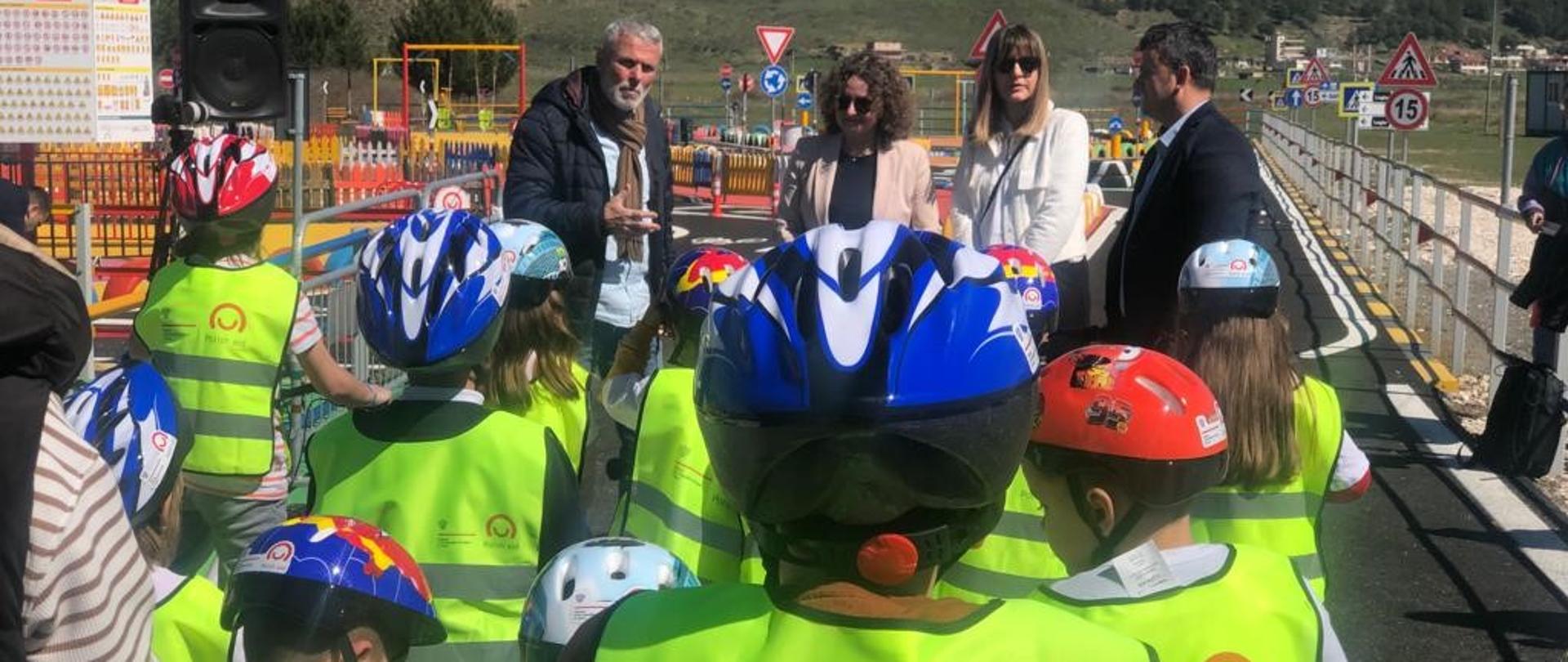 Inauguracja „Miasteczka Ruchu Drogowego 2.0” ze środków polskiej pomocy rozwojowej w Gjirokastrze.