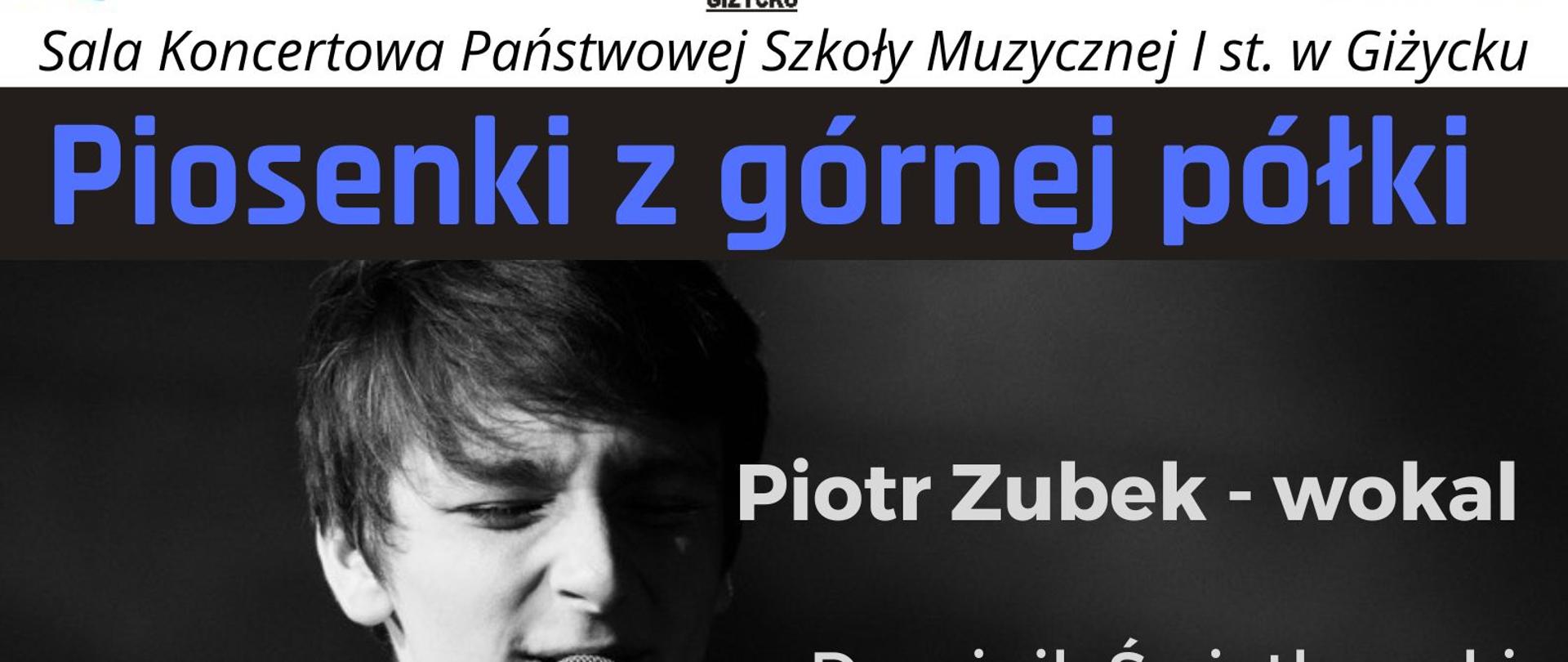 plakat koncertu, w głównej część plakatu ciemne tło oraz zdjęcie śpiewającego mężczyzny. Na górze w układzie od lewej strony logo funduszy europejskich, logo PSM I st. w Giżycku, flaga Unii Europejskiej. U dołu plakatu data i godzina koncertu.