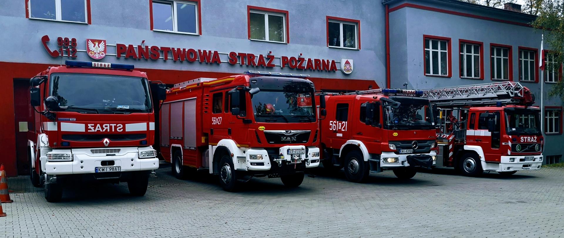 Cztery samochody ratowniczo - gaśnicze przed bramami Komendy Powiatowej Państwowej Straży Pożarnej w Wieliczce