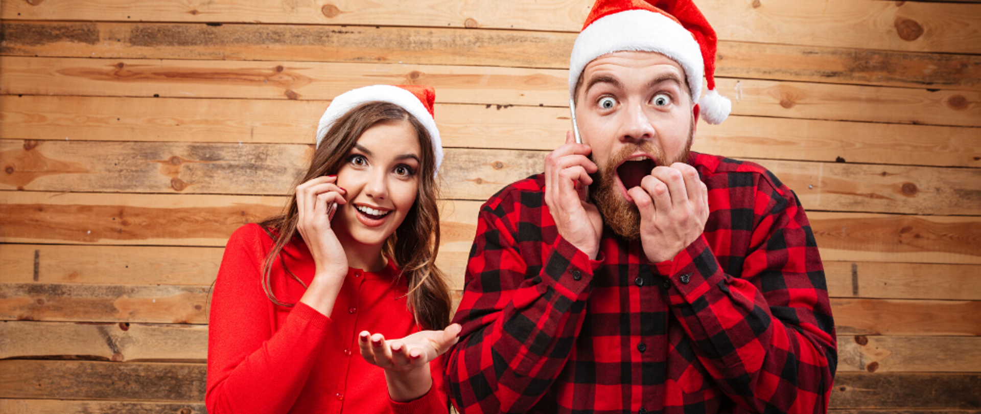 Kobieta i mężczyzna w czapkach św. Mikołaja. 