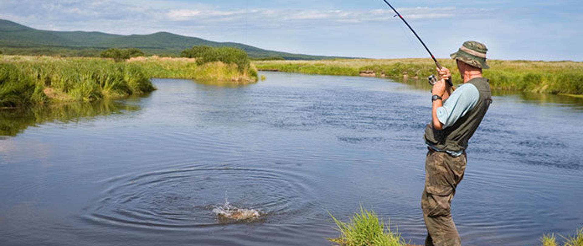 Wędkarz nad jeziorem