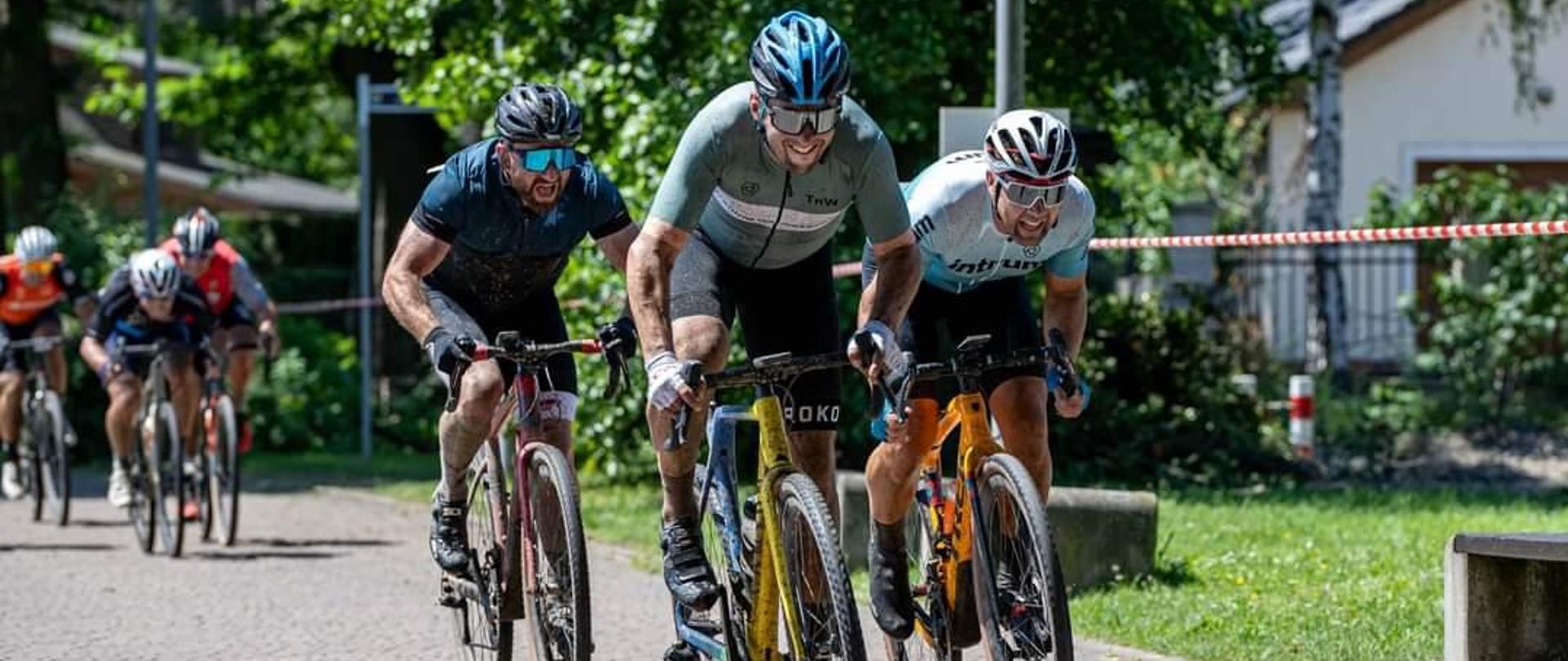 XII Mistrzostwa Polski Strażaków PSP w Maratonie MTB. Kadr z wyścigu. Tomasz Kalich prowadzi stawkę.