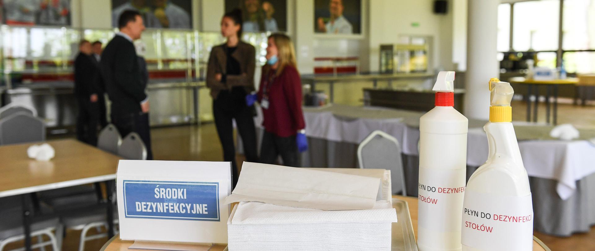 Stołówka w COS-OPO w Cetniewie. Na pierwszym planie stolik ze środkami dezynfekcyjnymi.