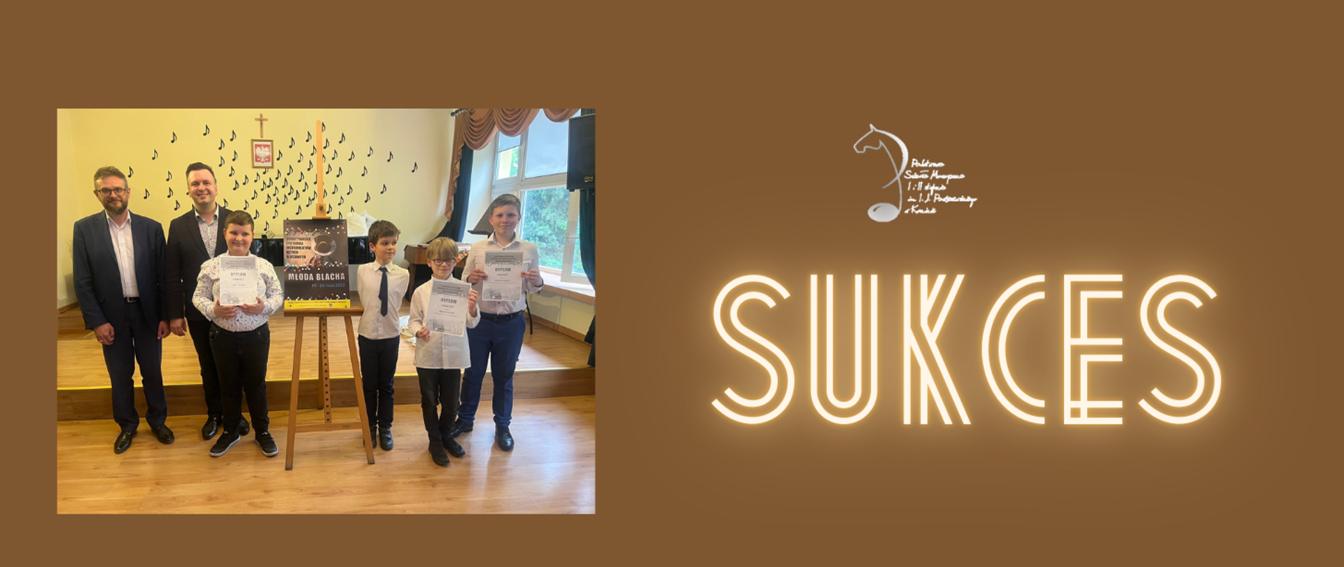 Baner sukces ze zdjęciem laureatów, pedagoga i akompaniatora, którzy stoją obok sztalugi z plakatem Młoda Blacha.