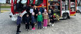 Zdjęcie grupowe na tle samochodu strażackiego