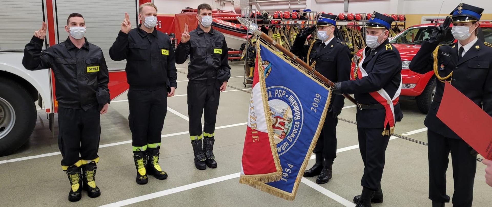 Ślubujący strażacy i poczet sztandarowy KP PSP w Nowym Dworze Gdańskim