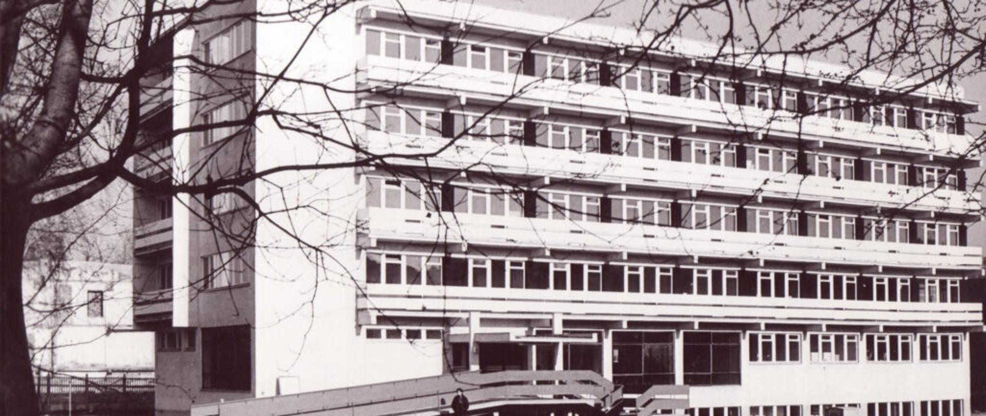 Zdjęcia bursy z 1972 roku przedstawiające elewację południową