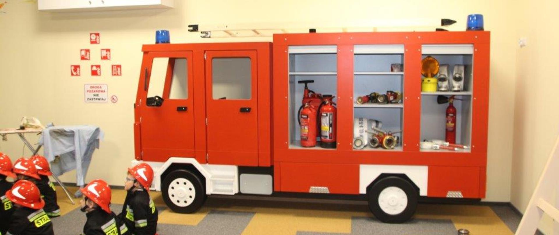 zdjęcie przedstawia makietę wozu strażackiego. 