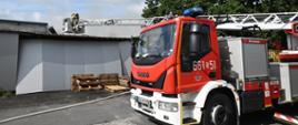 Strażacy w drabinie kosza mechanicznego prowadzą działania gaśnicze