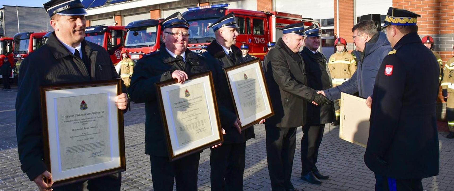 Uroczysty apel w Płocku – włączenie jednostek Ochotniczych Straży Pożarnych do Krajowego Systemu Ratowniczo-Gaśniczego i przekazanie samochodów pożarniczych w woj. mazowieckim