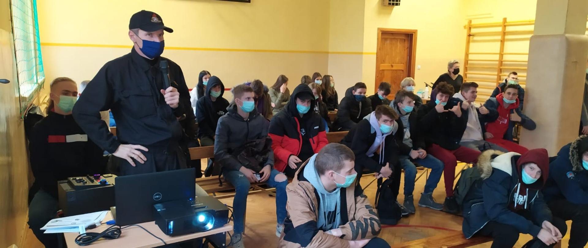 Przedstawiciel Jednostki Ratowniczo-Gaśniczej PSP w Końskich młodszy kapitan Michał Bukowski przedstawił związaną z tym zagrożeniem statystykę oraz jakie działania należy podjąć, kiedy mamy do czynienia z czadem. 