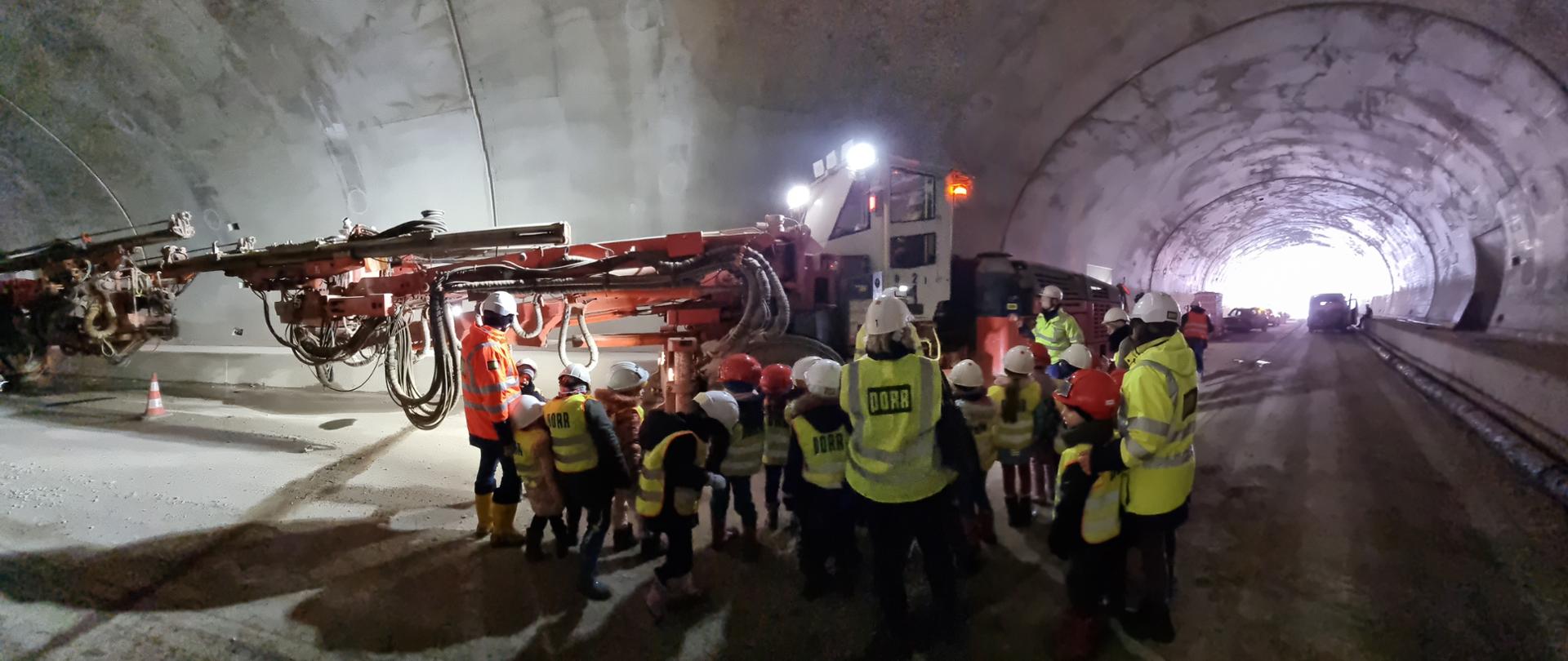 Akademia Młodego Inżyniera - przedszkolaki na budowie S3 w tunelu TS-26 - listopad 2023 fot. Magda Szumiata/GDDKiA