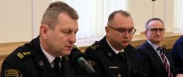 4. Komendant Miejski Państwowej Straży Pożarnej w Częstochowie wraz z zastępcą siedzą przy stole obrad dziesiątej sesji Rady Powiatu Częstochowskiego wraz z nimi Wicemarszałek Województwa Śląskiego.