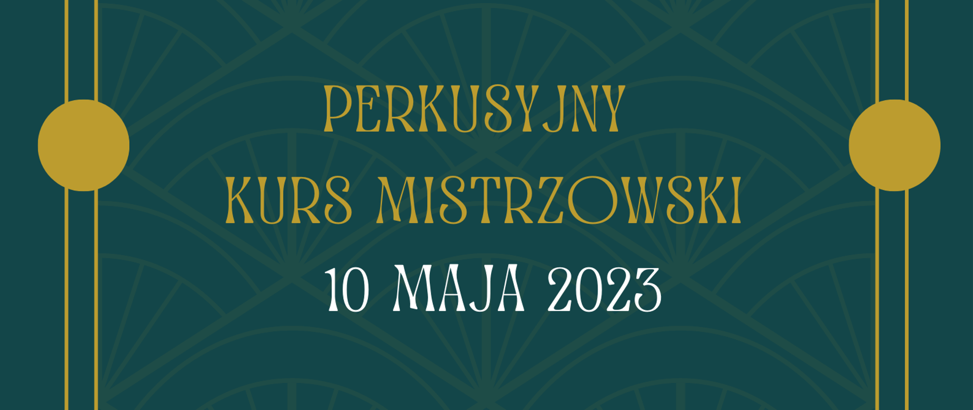 Na tle w kolorze morskim ze złotymi zdobieniami, na górze dane prowadzącego poniżej zdjęcie prowadzącego. Pod fotografią nazwa imprezy. W dolnym prawym rogu dane teleadresowe szkoły oraz logotyp. W lewym dolnym rogu miejsce odbywania się imprezy oraz kto w niej bierze udział. 