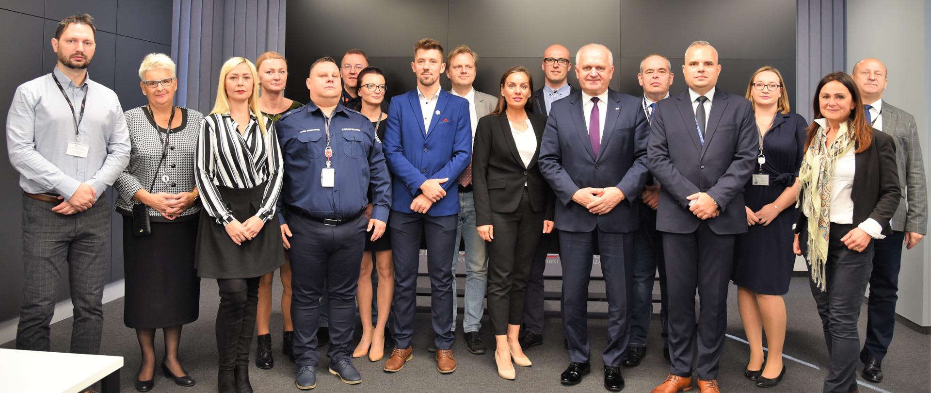 Wspólne zdjęcie wyróżnionych pracowników z przełożonymi i wojewodą 