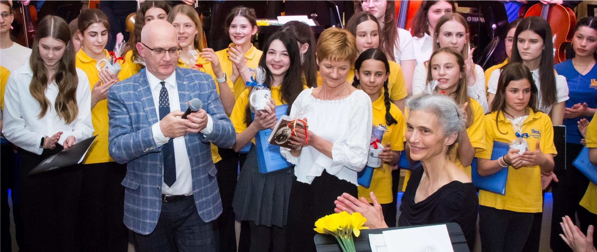 Zdjęcie przedstawia członków europejskiej orkiestry z Monachium wraz z opiekunami