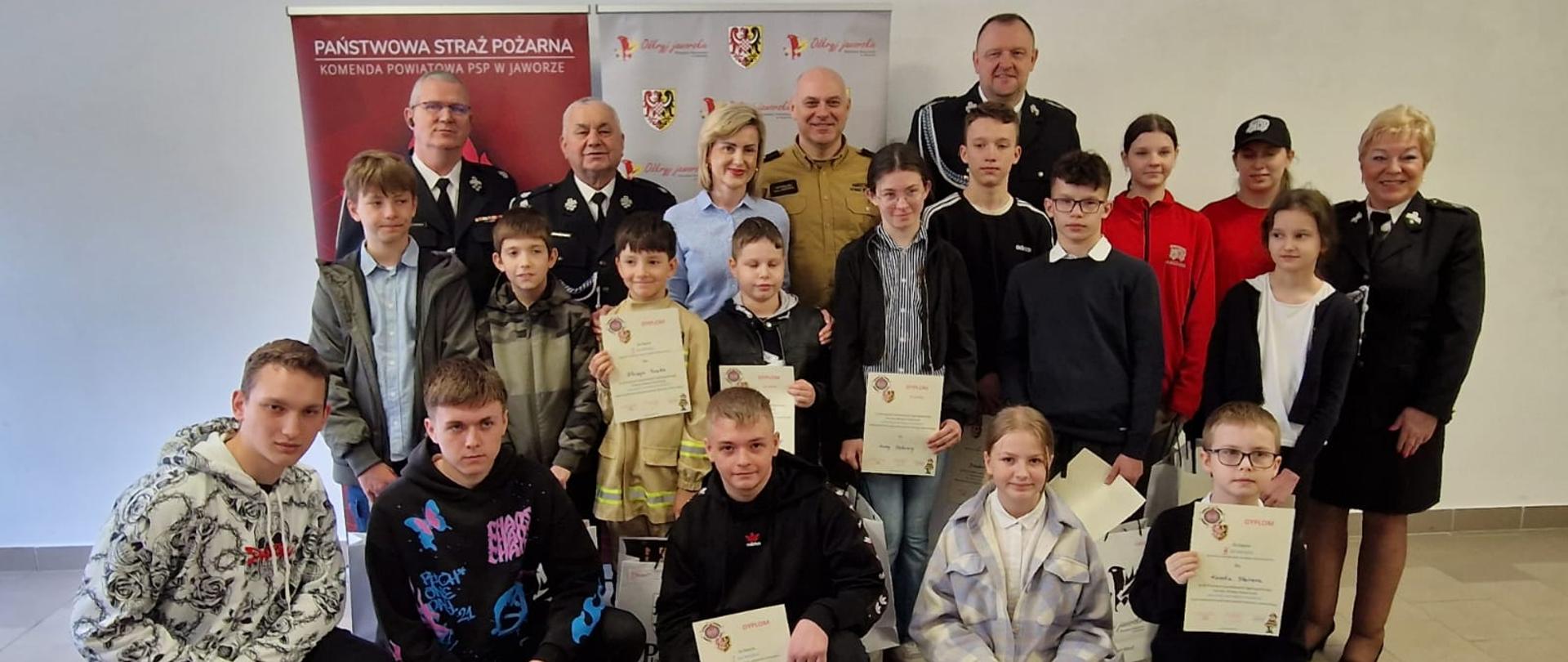 Uczestnicy turnieju pozują do wspólnego zdjęcia