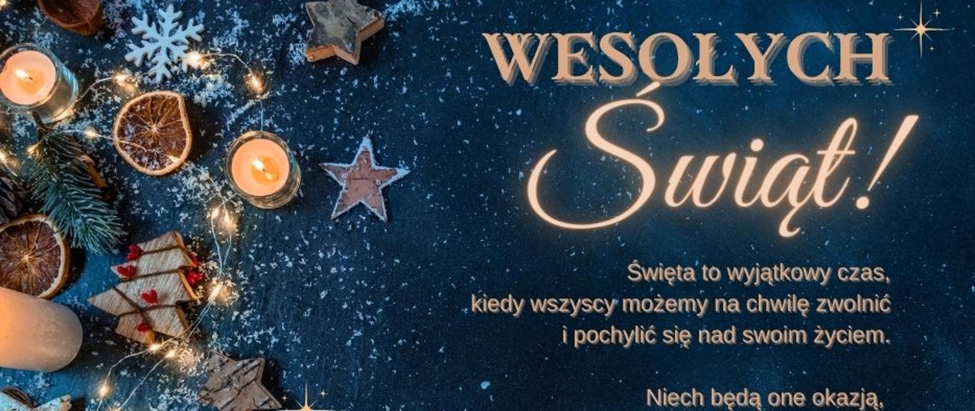 Kolorowa kartka świąteczna z dekoracjami i życzeniami wesołych świąt od szkoły muzycznej. W dolnym prawym rogu logo szkoły.