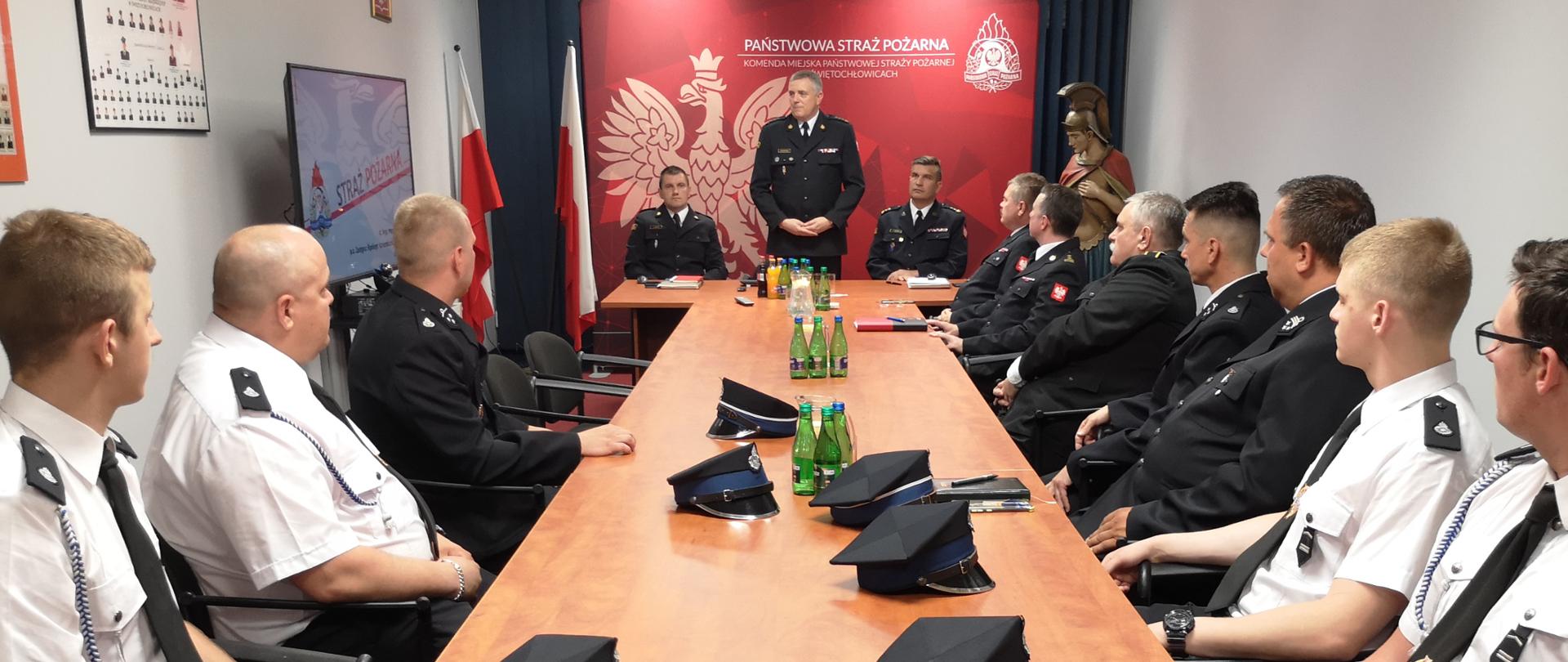 Przy stole w sali sztabowej odbywa się spotkanie p. o. Zastępcy Śląskiego Komendanta Wojewódzkiego st. bryg. Rafała Świerczka z prezesami i naczelnikami jednostek OSP funkcjonujących w Świętochłowicach