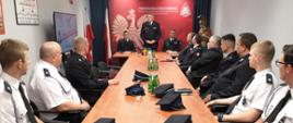 Przy stole w sali sztabowej odbywa się spotkanie p. o. Zastępcy Śląskiego Komendanta Wojewódzkiego st. bryg. Rafała Świerczka z prezesami i naczelnikami jednostek OSP funkcjonujących w Świętochłowicach