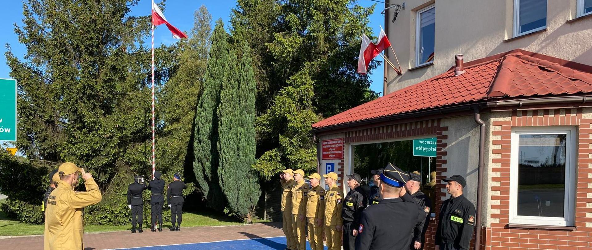 Uroczyste podniesienie flagi