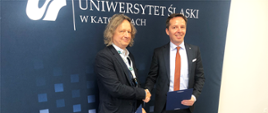 Na zdjęciu od lewej prof. dr hab. Ryszard Koziołek rektor Uniwersytetu Śląskiego oraz dr Paweł Kuch Dyrektor Narodowym Centrum Badań w trakcie podpisania porozumienia dotyczącego realizacji projektu pt. Uczelnie Przyszłości – nowe możliwości w zakresie kształcenia w ramach POWER.