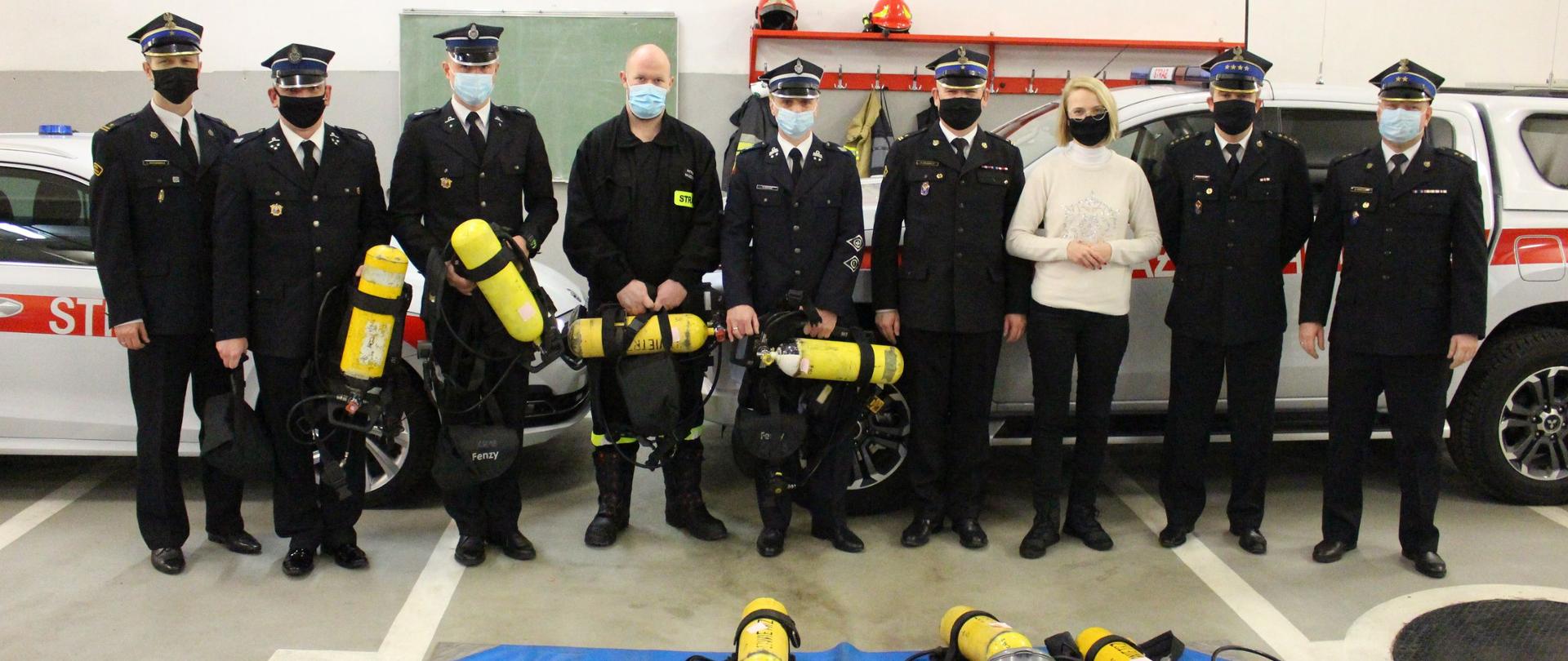 Zdjęcie przedstawia strażaków podczas oficjalnego przekazania sprzętu dla OSP.
W tle samochody strażackie.
