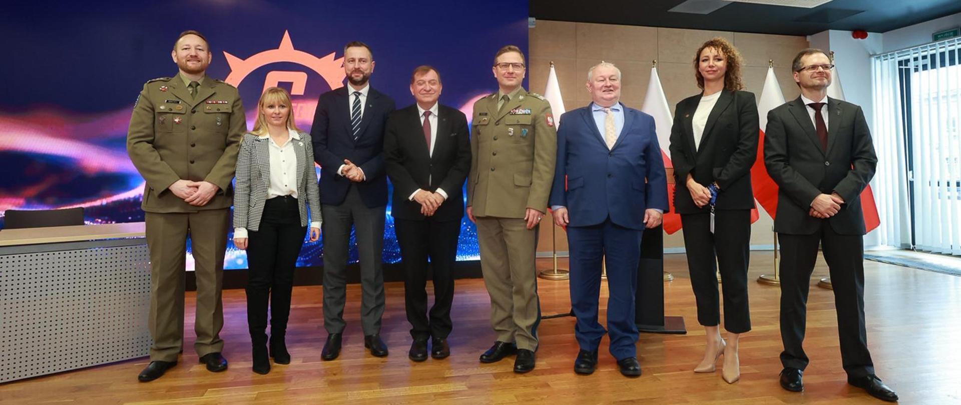 W poniedziałek, 24 listopada br., w Akademii Górniczo-Hutniczej w Krakowie, Władysław Kosiniak-Kamysz, wicepremier - minister obrony narodowej, wziął udział w konferencji inauguracyjnej Programu Cyber Legion, platformy łączącej środowisko wojskowe i cywilne. Program ma na celu wzmocnienie cyberbezpieczeństwa państwa i zacieśnianie relacji pomiędzy Wojskiem Polskim, a środowiskiem akademickim.