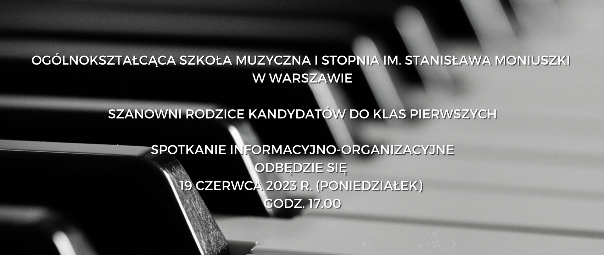 Zdjęcie biały tekst ogłoszenia na tle klawiatury fortepianu, białe i czarne klawisze