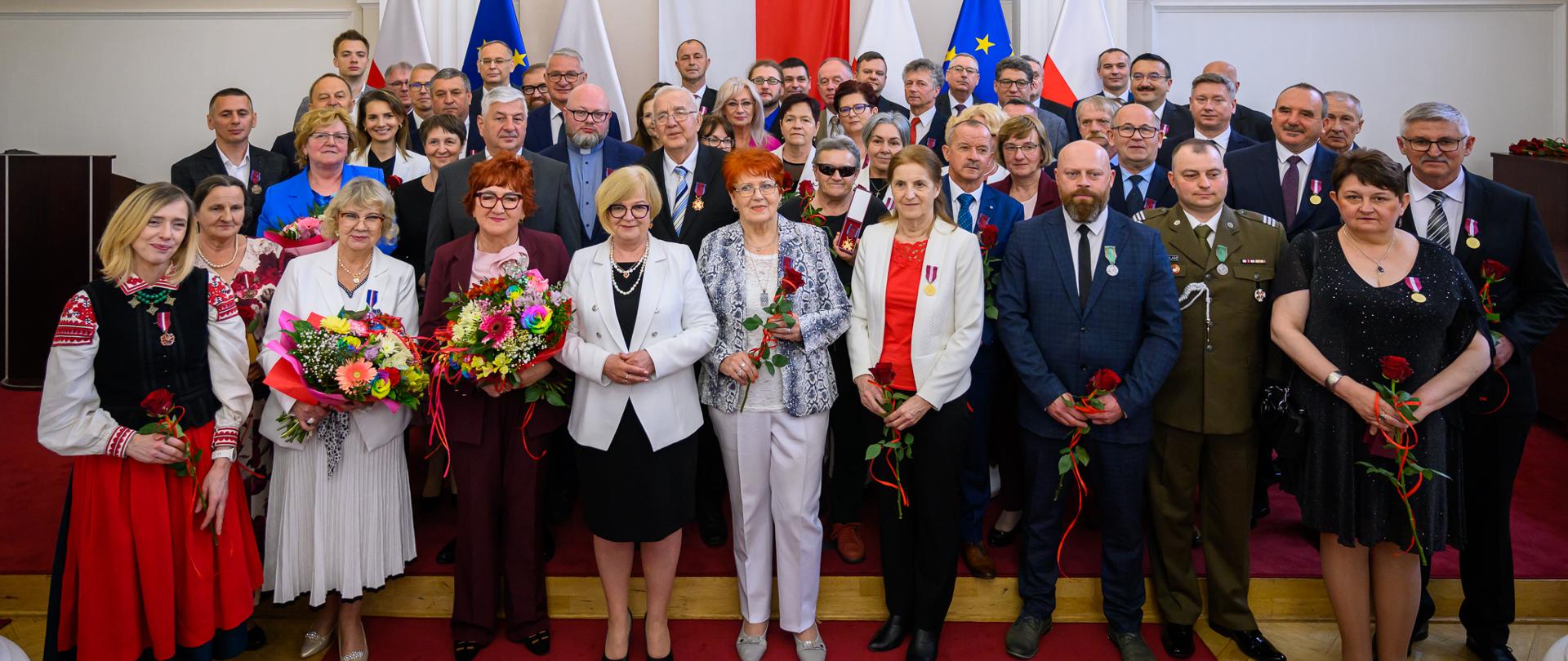 Zdjęcie przedstawia osoby wyróżnione odznaczeniami państwowymi i resortowymi