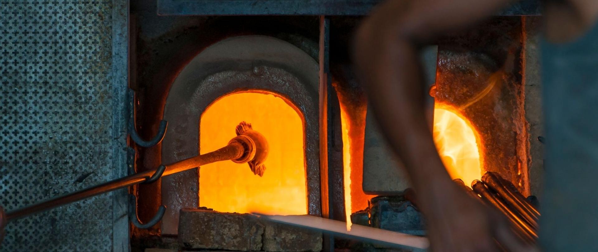 Palacz palący w piecu węglowym