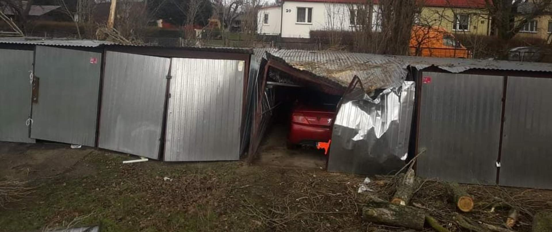 Dzrewo przewróciło się na blaszany garaż, w którym znajdował się samochód