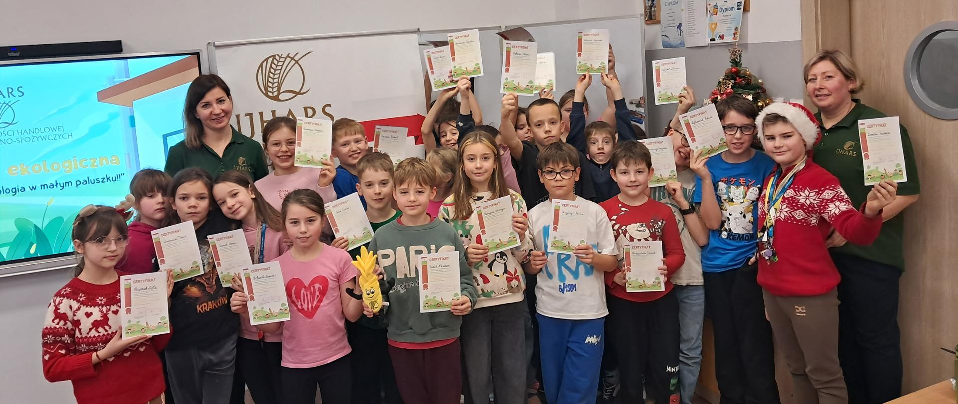 zdjęcie grupowe , dzieci z Inspektorkami IJHARS