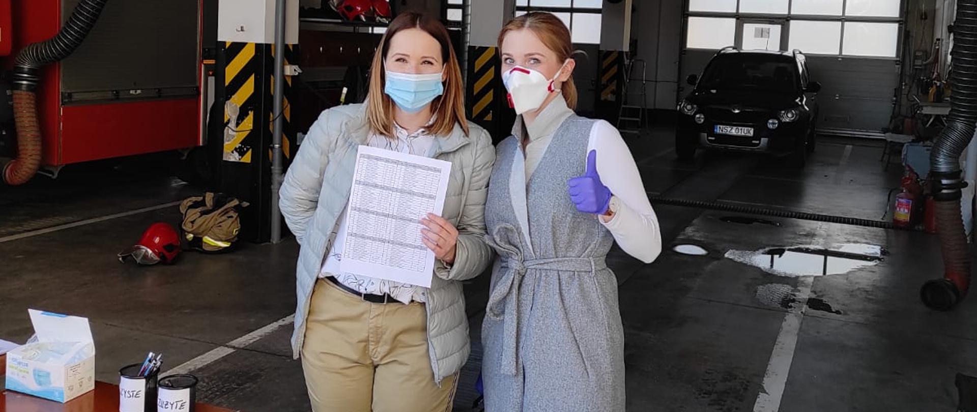 Obsługa administracyjna w trakcie obsługi strażaków biorących udział w szczepieniu