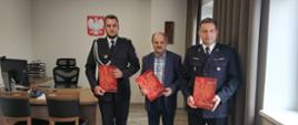 Komendant Powiatowy PSP w Żywcu, Wójt Gminy Węgierska-Górka oraz Prezes OSP Cięcina z podpisanymi dokumentami.